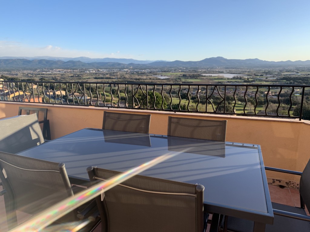 Terrasse avec table et chaises