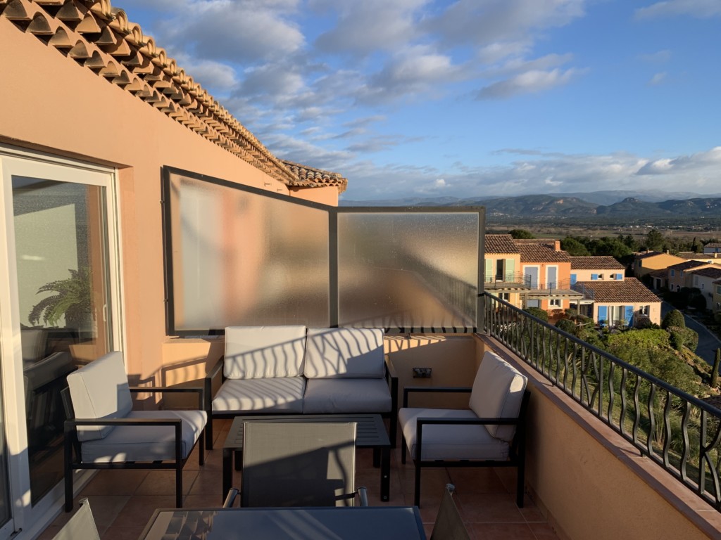 Petit salon et table sur la terrasse