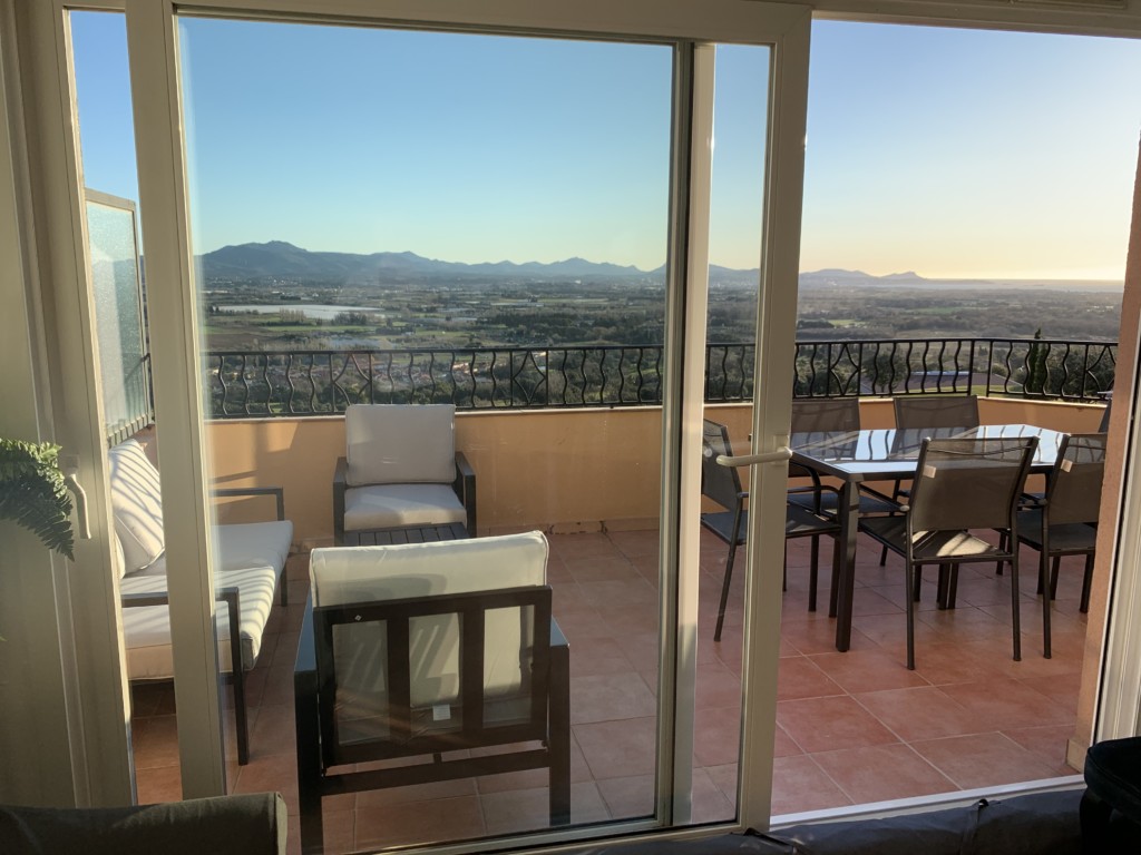 Porte vitrée donnant vue sur la terrasse