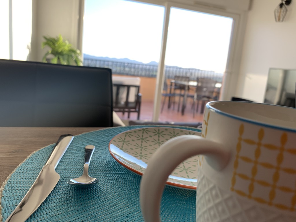 Assiette couverts et tasse sur la table