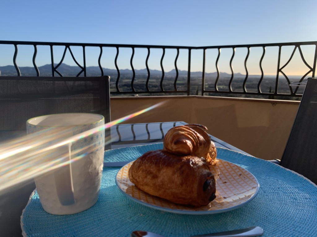 assiette de viennoiseries sur la terrasse