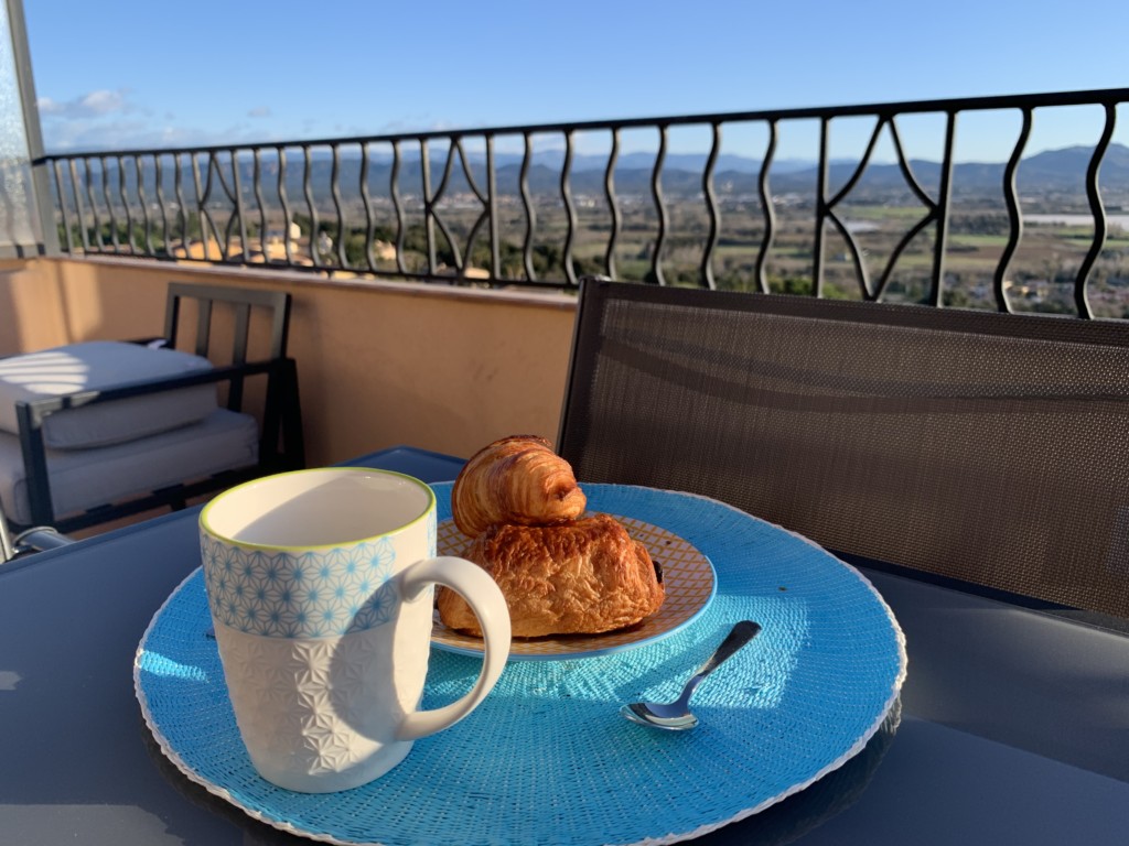 assiette de viennoiseries sur la terrasse