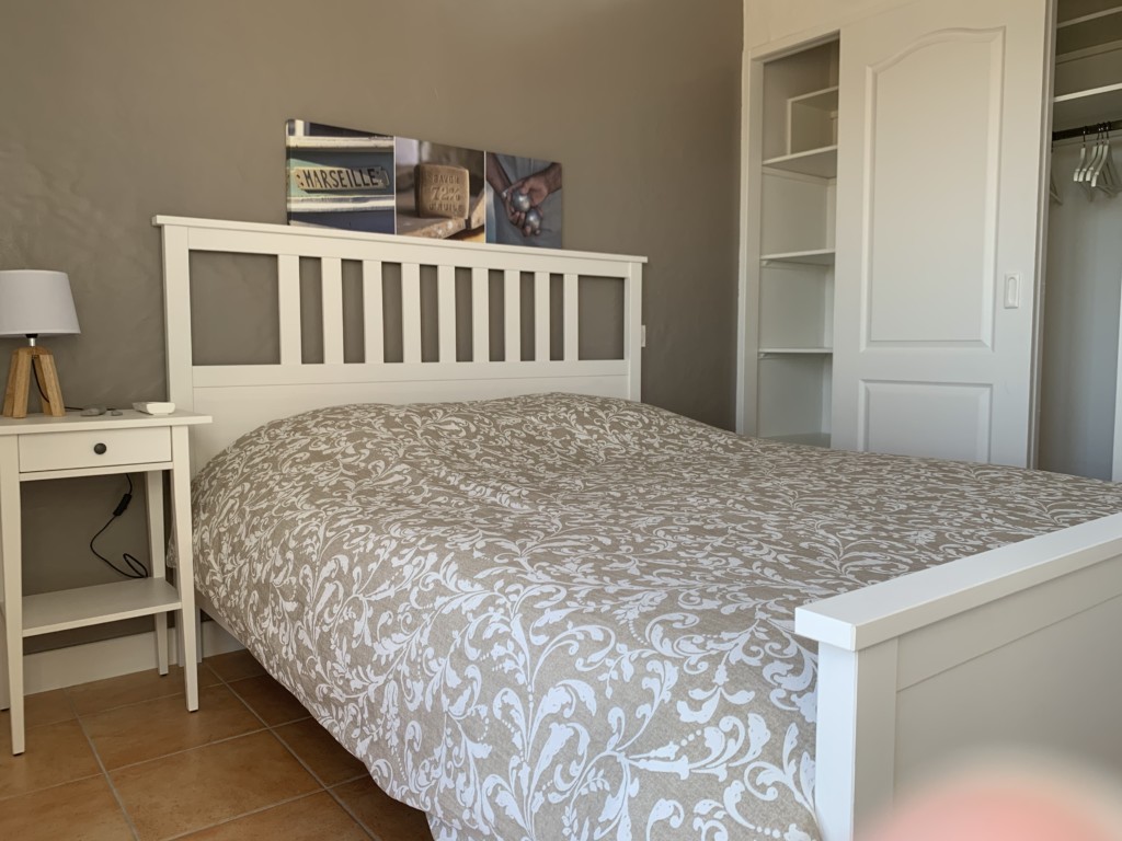 Chambre avec lit double et garde robe