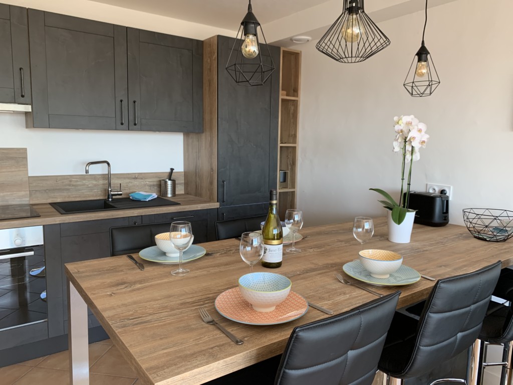 Table de salle à manger dressée pour un repas