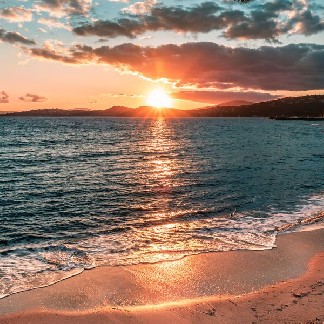 Coucher de soleil sur un catamaran